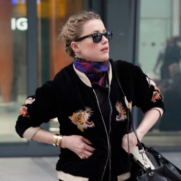 Exclusif - Amber Heard a l'air décontractée alors qu'elle arrive à Londres. Elle porte un bomber en velour noir brodé de tigres. La star d'Aquaman a récemment fait du bénévolat au Liban et en Syrie! Londres le 1er Mars 2019