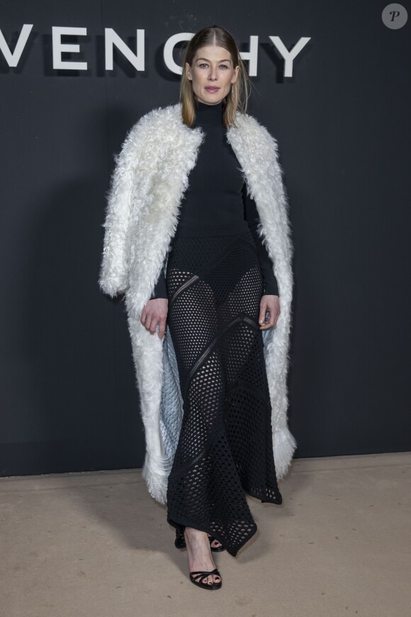 Rosamund Pike au photocall du défilé de mode Givenchy collection prêt-à-porter Automne-Hiver 2019/2020 lors de la fashion week à Paris, France, le 3 mars 2019. © Olivier Borde/Bestimage