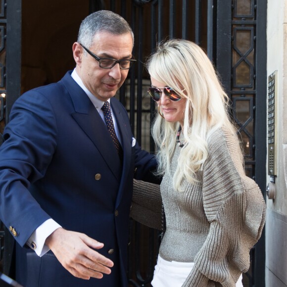 Laeticia Hallyday sort d'un rendez-vous chez son avocat Maître Ardavan Amir-Aslani avenue Montaigne à Paris le 9 octobre 2018.