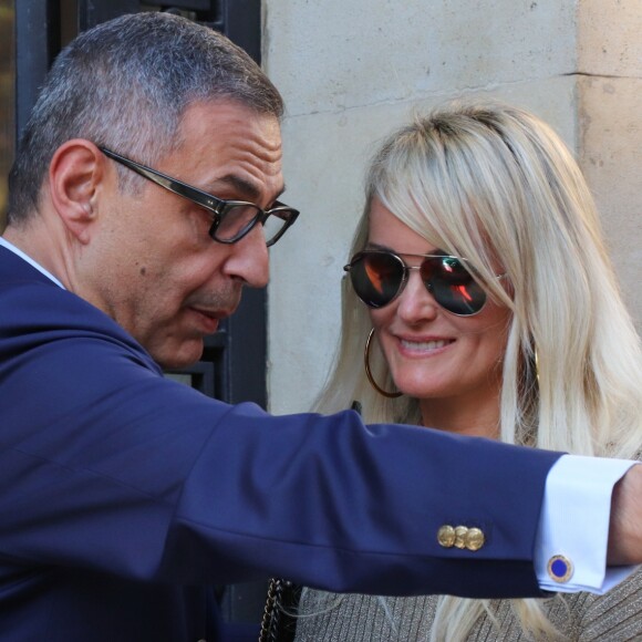 Laeticia Hallyday sort d'un rendez-vous chez son avocat Maître Ardavan Amir-Aslani avenue Montaigne à Paris le 9 octobre 2018.