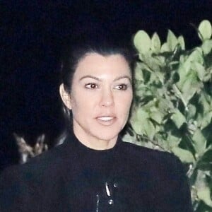 Exclusif - Kourtney Kardashian et Travis Barker se baladent avec des amis à Malibu le 18 février 2019.