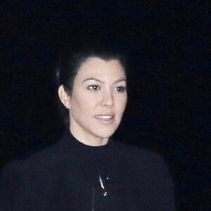 Exclusif - Kourtney Kardashian et Travis Barker se baladent avec des amis à Malibu le 18 février 2019.