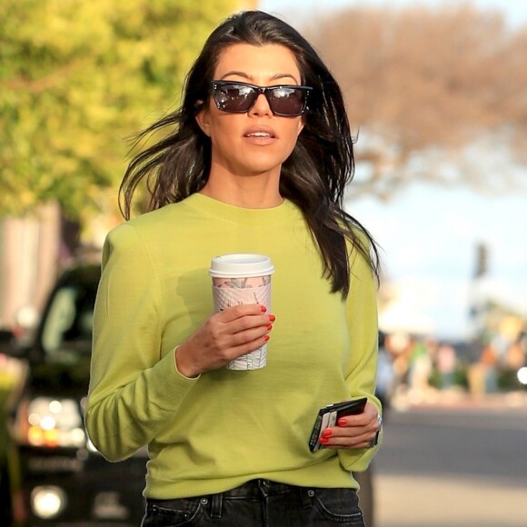 Exclusif - Kourtney Kardashian se promène avec une amie dans les rues de West Hollywood le 16 février 2019.