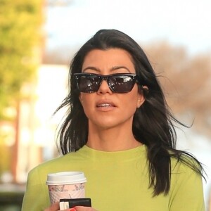 Exclusif - Kourtney Kardashian se promène avec une amie dans les rues de West Hollywood le 16 février 2019.