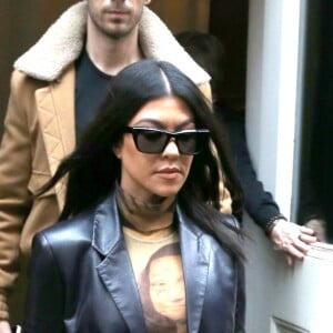 Kourtney Kardashian porte une combinaison à l'effigie de La Joconde dans la rue à New York le 8 février 2019.