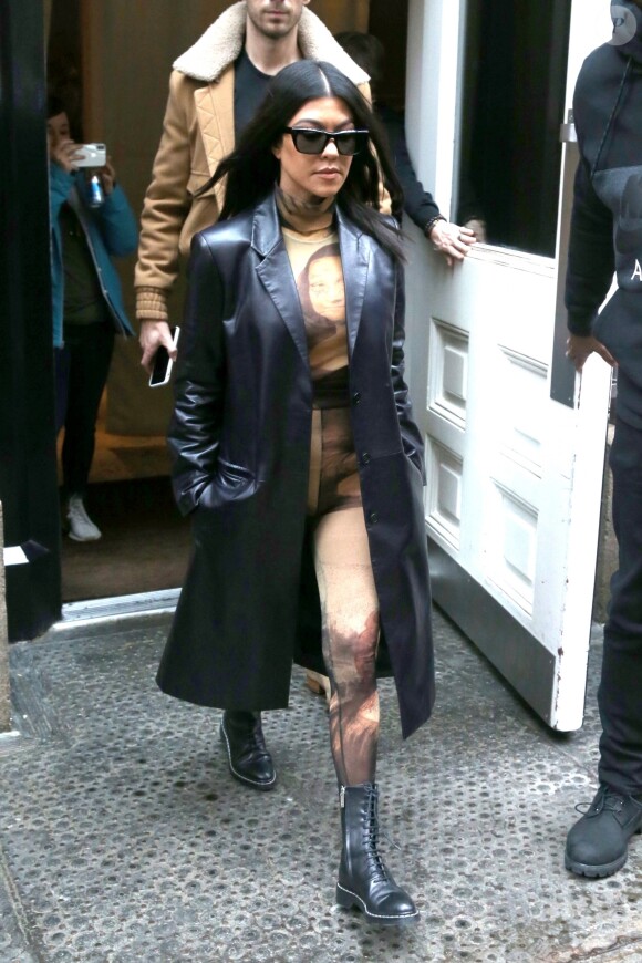 Kourtney Kardashian porte une combinaison à l'effigie de La Joconde dans la rue à New York le 8 février 2019.