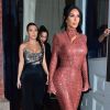 Kim et Kourtney Kardashian à la sortie du club "Cipriani" à New York, le 7 février 2019.
