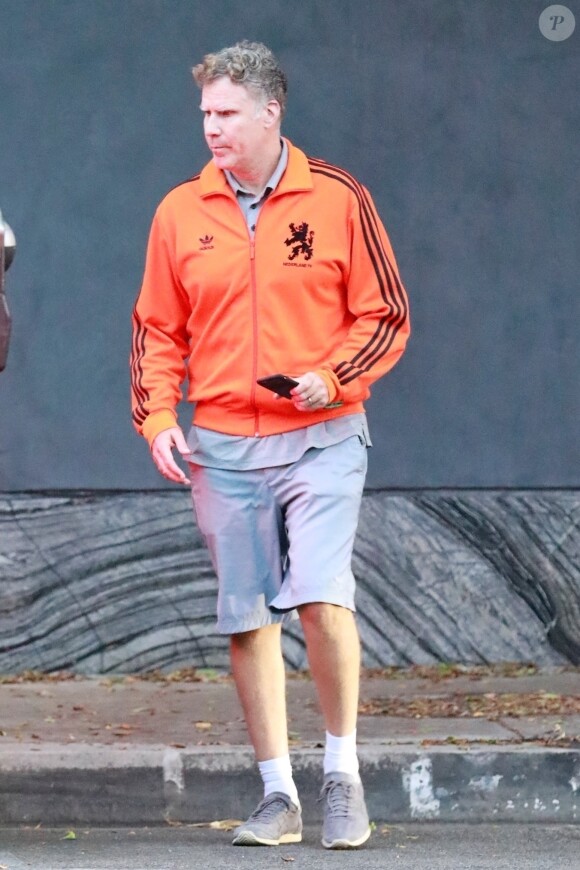 Exclusif - Will Ferrell est allé déjeuner avec des amis dans un restaurant à Hollywood. L'acteur porte un short et une veste Adidas orange, le 28 novembre 2017.