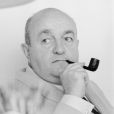 Archives - En France, Bernard Blier chez lui, fumant la pipe le 1 décembre 1970