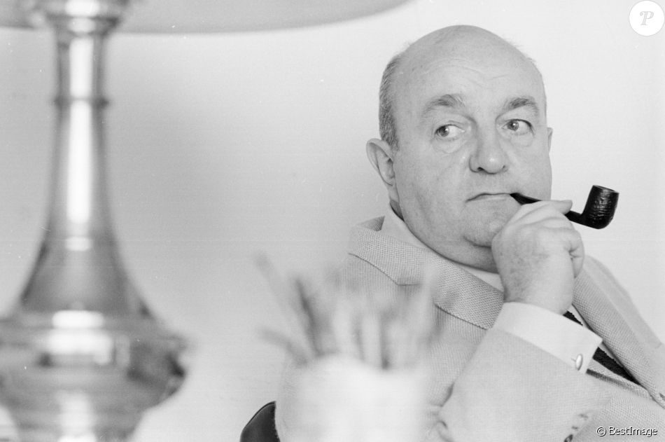 Archives - En France, Bernard Blier chez lui, fumant la pipe le 1 décembre 1970