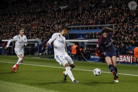 Adrien Rabiot et Carlos Enrique Casemiro lors du huitième de finale retour de Ligue des Champion, du Paris Saint-Germain contre le Real Madrid au parc des Princes à Paris, France, le 6 mars 2018. Le Real Madrid a gagné 2-1.