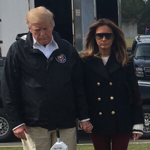 Le président des États-Unis, Donald Trump et la première dame Melania Trump rendent hommage aux 23 personnes décédées suite à la tornade en Alabama le mars 2019.  OPELIKA, AL - MARCH 08: US President Donald Trump and First Lady Melania Trump stand before a row of crosses honoring 23 people who died in the storm outside Providence Baptist Church March 8, 2019 in Opelika, Alabama, during a tour of tornado-damaged areas in the southern US state. People: President Donald Trump, First Lady Melania Trump08/03/2019 - 