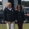 Le président des États-Unis, Donald Trump et la première dame Melania Trump rendent hommage aux 23 personnes décédées suite à la tornade en Alabama le mars 2019.  OPELIKA, AL - MARCH 08: US President Donald Trump and First Lady Melania Trump stand before a row of crosses honoring 23 people who died in the storm outside Providence Baptist Church March 8, 2019 in Opelika, Alabama, during a tour of tornado-damaged areas in the southern US state. People: President Donald Trump, First Lady Melania Trump08/03/2019 - 