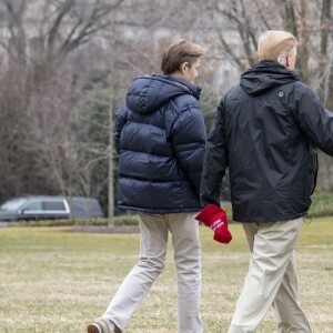 Donald Trump, Melania et Barron Trump quittent la Maison Blanche pour se rendre en Alabama, le 8 mars 2019.