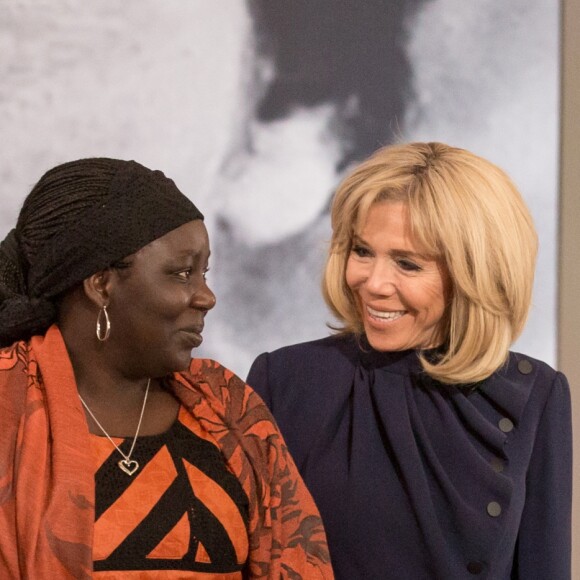 Emmanuel Macron, Aissa Doumara Ngatansou, Brigitte Macron - Remise du premier prix Simone Veil de la République française pour l'égalité femmes – hommes à la Camerounaise Aissa Doumara Ngatansou au palais de l'Elysée à Paris, à l'occasion de la journée mondiale du droits des femmes. Le 8 mars 2019 © Stéphane Lemouton / Bestimage