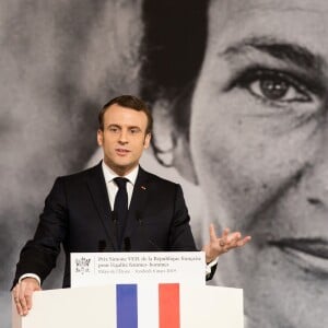 Emmanuel Macron - Remise du premier prix Simone Veil de la République française pour l'égalité femmes – hommes à la Camerounaise Aissa Doumara Ngatansou au palais de l'Elysée à Paris, à l'occasion de la journée mondiale du droits des femmes. Le 8 mars 2019 © Stéphane Lemouton / Bestimage