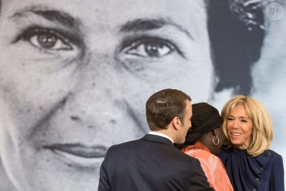 Emmanuel Macron, Aissa Doumara Ngatansou, Brigitte Macron - Remise du premier prix "Simone Veil" à la Camerounaise Aissa Doumara Ngatansou au palais de l'Elysée à Paris, à l'occasion de la journée mondiale du droits des femmes. Le 8 mars 2019 © Stéphane Lemouton / Bestimage