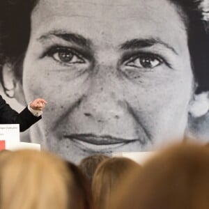 Emmanuel Macron - Remise du premier prix Simone Veil de la République française pour l'égalité femmes – hommes à la Camerounaise Aissa Doumara Ngatansou au palais de l'Elysée à Paris, à l'occasion de la journée mondiale du droits des femmes. Le 8 mars 2019 © Stéphane Lemouton / Bestimage