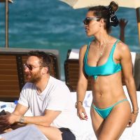 David Guetta à la plage avec sa fiancée sublime en bikini et une autre bombe