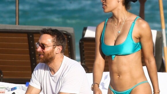 David Guetta à la plage avec sa fiancée sublime en bikini et une autre bombe