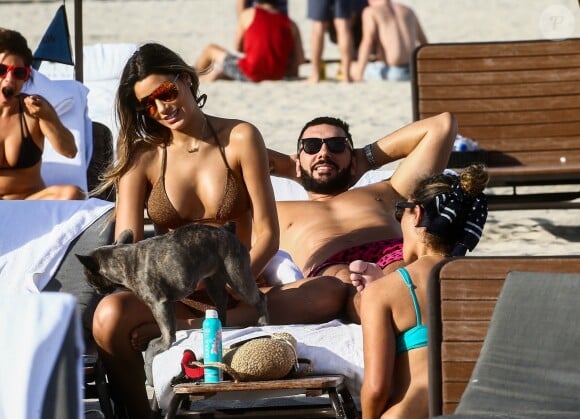 Le DJ Cédric Gervais et Ariadna Gutierrez sur une plage à Miami, le 09 mars 2019.