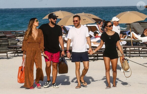 Le DJ David Guetta et le DJ Cédric Gervais accompagnés de leur girlfriend respective sur une plage à Miami, le 09 mars 2019.