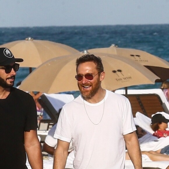 Le DJ David Guetta et le DJ Cédric Gervais accompagnés de leur girlfriend respective sur une plage à Miami, le 09 mars 2019.