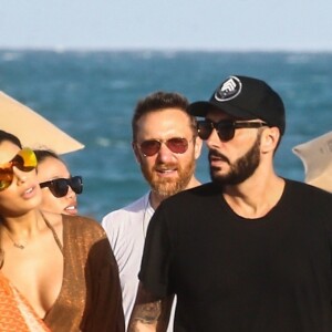 Le DJ David Guetta et le DJ Cédric Gervais accompagnés de leur girlfriend respective sur une plage à Miami, le 09 mars 2019.