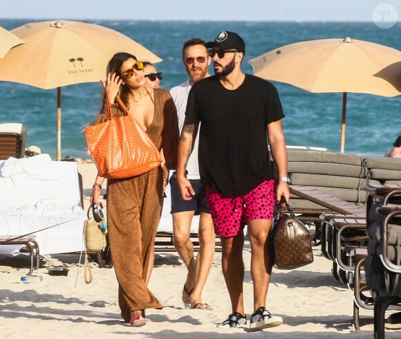 Le DJ David Guetta et le DJ Cédric Gervais accompagnés de leur girlfriend respective sur une plage à Miami, le 09 mars 2019.