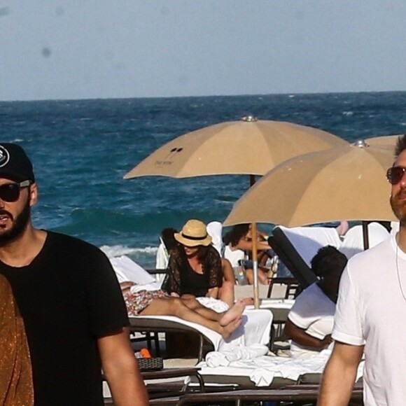 Le DJ David Guetta et le DJ Cédric Gervais accompagnés de leur girlfriend respective sur une plage à Miami, le 09 mars 2019.