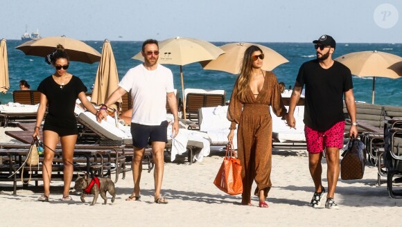 Le DJ David Guetta et le DJ Cédric Gervais accompagnés de leur girlfriend respective sur une plage à Miami, le 09 mars 2019.