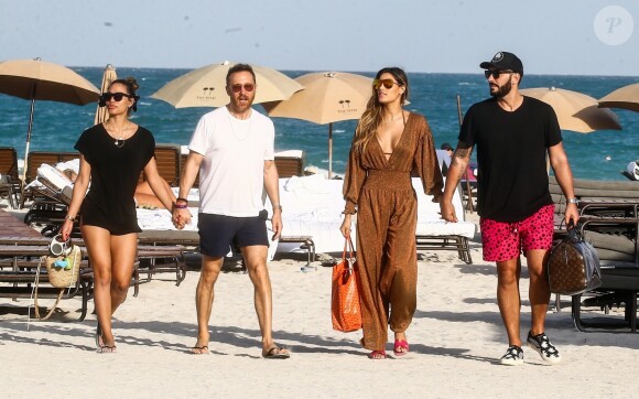 Le DJ David Guetta et le DJ Cédric Gervais accompagnés de leur girlfriend respective sur une plage à Miami, le 09 mars 2019.