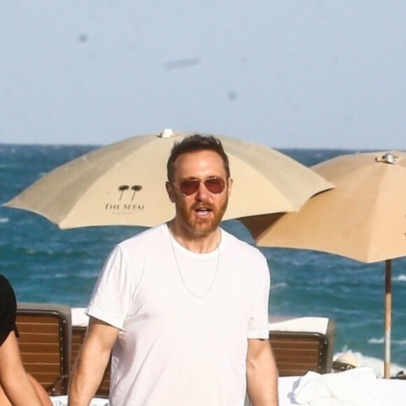 Le DJ David Guetta et le DJ Cédric Gervais accompagnés de leur girlfriend respective sur une plage à Miami, le 09 mars 2019.