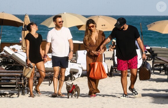 Le DJ David Guetta et le DJ Cédric Gervais accompagnés de leur girlfriend respective sur une plage à Miami, le 09 mars 2019.