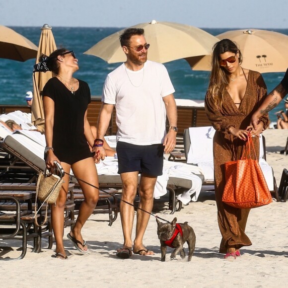 Le DJ David Guetta et le DJ Cédric Gervais accompagnés de leur girlfriend respective sur une plage à Miami, le 09 mars 2019.