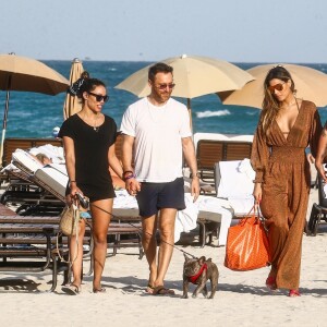 Le DJ David Guetta et le DJ Cédric Gervais accompagnés de leur girlfriend respective sur une plage à Miami, le 09 mars 2019.