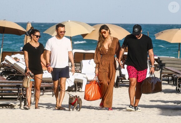 Le DJ David Guetta et le DJ Cédric Gervais accompagnés de leur girlfriend respective sur une plage à Miami, le 09 mars 2019.