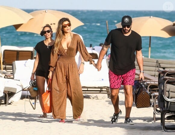 Le DJ David Guetta et le DJ Cédric Gervais accompagnés de leur girlfriend respective sur une plage à Miami, le 09 mars 2019.