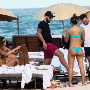 Le DJ David Guetta et le DJ Cédric Gervais accompagnés de leur girlfriend respective sur une plage à Miami, le 09 mars 2019.