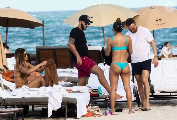 Le DJ David Guetta et le DJ Cédric Gervais accompagnés de leur girlfriend respective sur une plage à Miami, le 09 mars 2019.