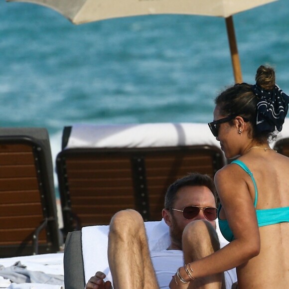 Le DJ David Guetta et Jessica Ledon sur une plage à Miami, le 09 mars 2019.