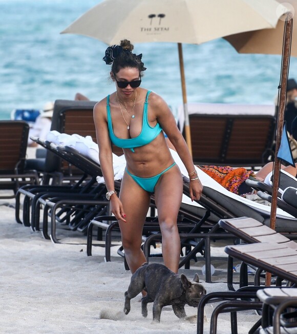 Le DJ David Guetta et Jessica Ledon sur une plage à Miami, le 09 mars 2019.