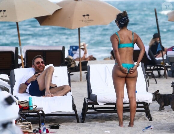 Le DJ David Guetta et Jessica Ledon sur une plage à Miami, le 09 mars 2019.