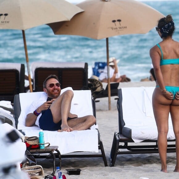 Le DJ David Guetta et Jessica Ledon sur une plage à Miami, le 09 mars 2019.