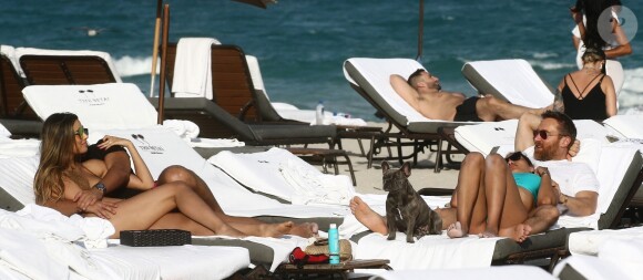Le DJ David Guetta et le DJ Cédric Gervais accompagnés de leur girlfriend respective sur une plage à Miami, le 09 mars 2019.