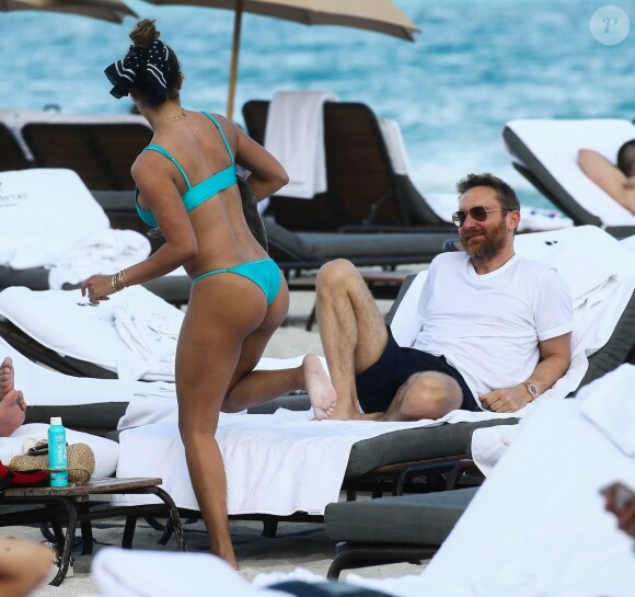 Le DJ David Guetta et sa petite amie Jessica Ledon sur une plage à Miami, le 09 mars 2019.
