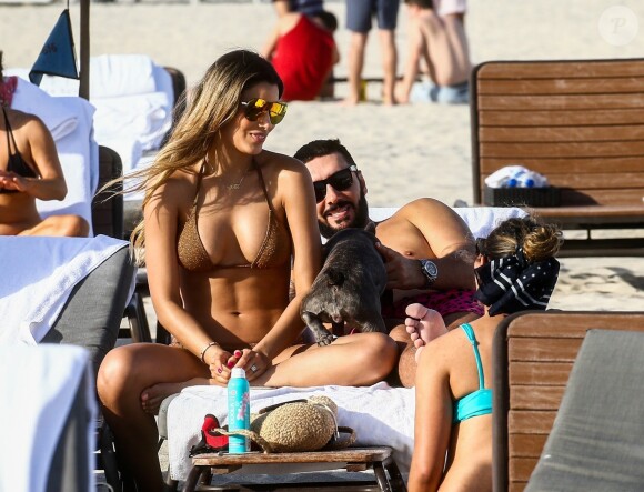 Le DJ Cédric Gervais etAriadna Gutierrez sur une plage à Miami, le 09 mars 2019.