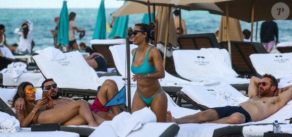 Le DJ David Guetta et le DJ Cédric Gervais accompagnés de leur girlfriend respective sur une plage à Miami, le 09 mars 2019.