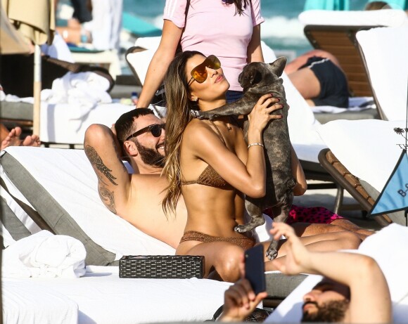 Le DJ Cédric Gervais et Ariadna Gutierrez sur une plage à Miami, le 09 mars 2019.