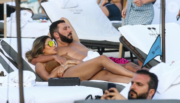 Le DJ David Guetta et le DJ Cédric Gervais accompagnés de leur girlfriend respective sur une plage à Miami, le 09 mars 2019.